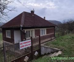 Vând proprietate situată în zonă foarte liniștită și pitorească