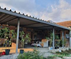 PROPRIETAR- vand casa masiva, situata central