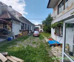 Doua corpuri de casa si teren de 1280 mp in centrul Rasnovului