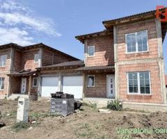 Duplex de vanzare, 5 camere despartit prin garaj - Mosnita Veche