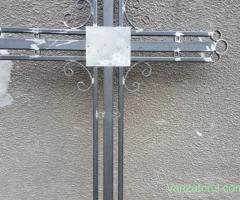 Execut cruci funerare din metal