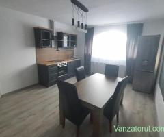 închiriez apartament la casă, 2 camere, living-bucatarie open-space, central, str. Gheorghe Doja