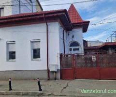 Închiriez casa