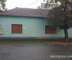 De vanzare casa, (2 apartamente). 3+3 camere,curte,garaj,anexe,curent trifazic