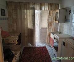 Vand apartament cu 2 camere etajul 3 zona Vidin fara imbunatatiri.