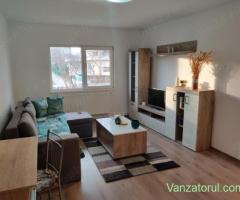 Inchiririez apartament 3 camere cu parcare, zona Tractorul