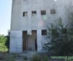 Proprietar vand 50.500 mp cu hale • Acces rutier și feroviar