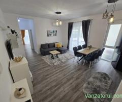 Nou. Complet mobilat si utilat. Zona Braytim. Asfalt. Curte proprie.