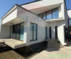 Casă / Vilă cu 6 camere de vânzare în zona Central