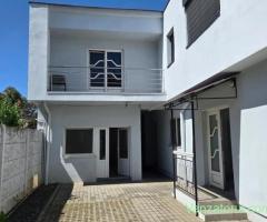 Casa individuala 7 camere+ apartament, 5 locuri de parcare. Sagului