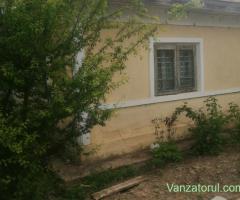 Vand casa cu teren.