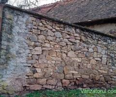 Vând loc de casa in Girliste și vand și un apartament 3 la Reșița ,zona centrală.