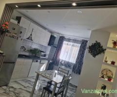 Persoana fizica vand apartament cetate piata cu 2 camere plus balcon la parter.