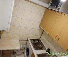 Închiriez apartament 2 camere nedecomandat.