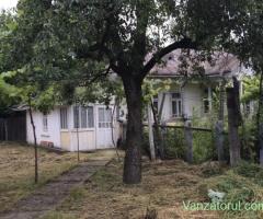 Vind teren intravilan 2520 mp construibil la sosea ce include casa batrineasca in Moreni Iasi