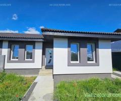 Duplex nou, pe parter, 4 camere, 2 băi, terasă, parcare, ap la alegere, la cheie, Parța, comision 0%
