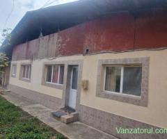 Casa de vanzare 122 mp + 450 mp teren, 3 camere, 2 bai, 2 bucatarii, anexe