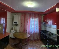 Apartament 3 camere Dambovita etaj 2 decomandat centrala proprie pozitie excelenta