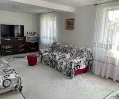 Casa de vanzare cu anexesi 2 garaje