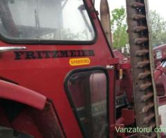 Tractor cu braț frontal