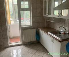 apartament 3 camere semidecomandat