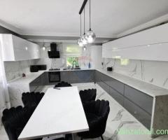 Apartament cu 5 camere de vânzare în zona Precista