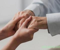 Caut un loc de muncă ca îngrijitor pentru Doamne în vârstă