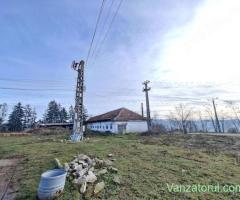 De vanzare 1 ha teren intravilan cu 2 grajduri acoperite cu tigla