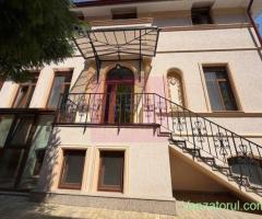 Casă de închiriat lângă Piața Victoriei | 5 camere, 120 mp