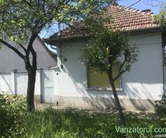 Vand teren in Fratelia 719 m2 cu casa veche pe teren.