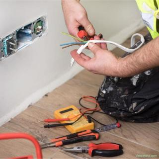 Electrician execut lucrari de instalatii electrice la case/vile, apartamente, blocuri, spatii etc.