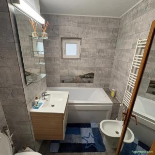 Apartament mobilat, utilat si decomandat cu loc de parcare si vedere la Dunare- Micro 21