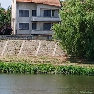 Casa de vinzare,pe malul Timisului