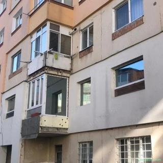 vand apartament 3 camere etaj 1 in campulung muscel