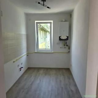 Vand apartament cu 2 camere decomandate.