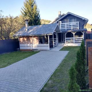 Vand casa de vacanta in Rastolita, recent finalizata