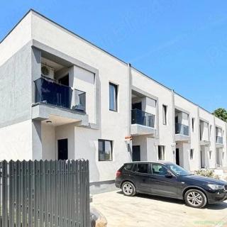 Casă 108 mp utili 3 cam, 2 băi 2 dresinguri ,1 balcon curte proprie 35 mp, 2 locuri de parcare