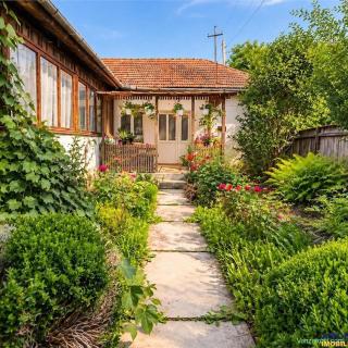 Casa cu farmec si potential, 4 camere, terasa, gradina privata, Central, Targu Secuiesc
