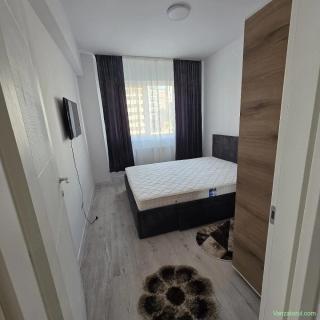 Închiriez apartament cu 2 camere
