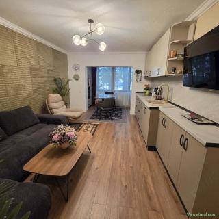 vând apartament cu 3 camere langa Ramada parter inalt 2 bai
