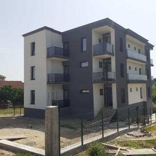 Vând Pensiune 18 cam. cu baie proprie, finisata 90% la întrare în Băile Felix.