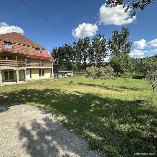 Vând casă mare+65 arii teren intravilan