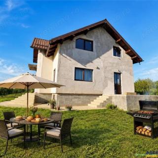 Constructie noua,elegant finisata si echipata,parc privat:1.500 mp, Persani, Brasov