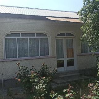 Vand casa 3 camere cu teren 2500mp.
