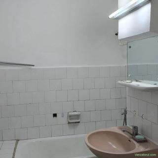 Vând apartament ultracentral, decomandat, 2 camere, baie, bucătărie, chicinetă, debara, terasă