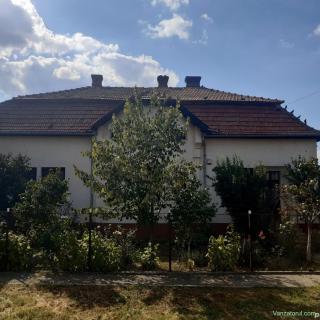 Casă de vânzare cu teren intravilan în Beregsăul Mic, județul Timiș