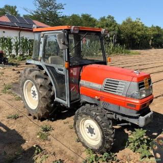 Tractor Kubota GL320 CLIMA FUNCTIONALA 32 CP 1.920 ore Freză + Plug + Mașină de împrăștiat îngr