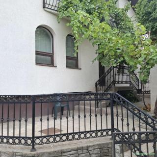 Proprietar inchiriez parter casa