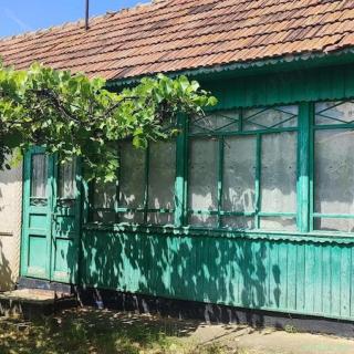 Vand casa, anexe gospodareasti si 1500 mp. teren in Dolina