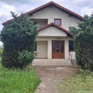 Casa P+M construita intr-o oaza de verdeata , departe de zgomotul orasului